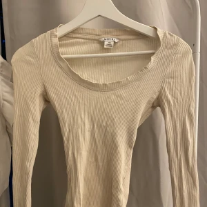Tröja Monki - Sitter tajt vid midjan, i bra skick. 