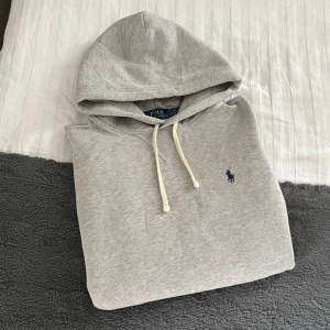 Ralph Lauren Hoodie  - Säljer denna feta Ralph Lauren Hoodie. Varsamt använd.. Storlek S men passar XS. Hör gärna av er vid funderingar🙌