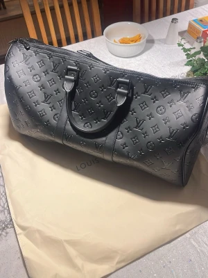 Svart designerväska - Använd ett tag men fått ny annan i julklapp. Väldigt bra skick