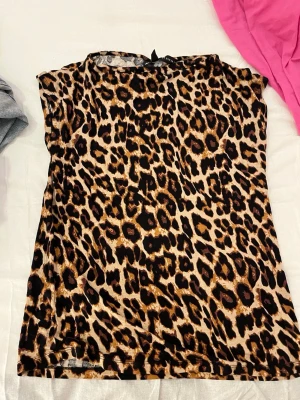 Leopardmönstrad topp  - Snygg leopardmönstrad topp från lager 157. Toppen har en rak passform och är ärmlös, perfekt för dig som vill sticka ut. Tillverkad i mjukt material som känns skönt mot huden. Matcha med jeans eller kjol för en trendig look.