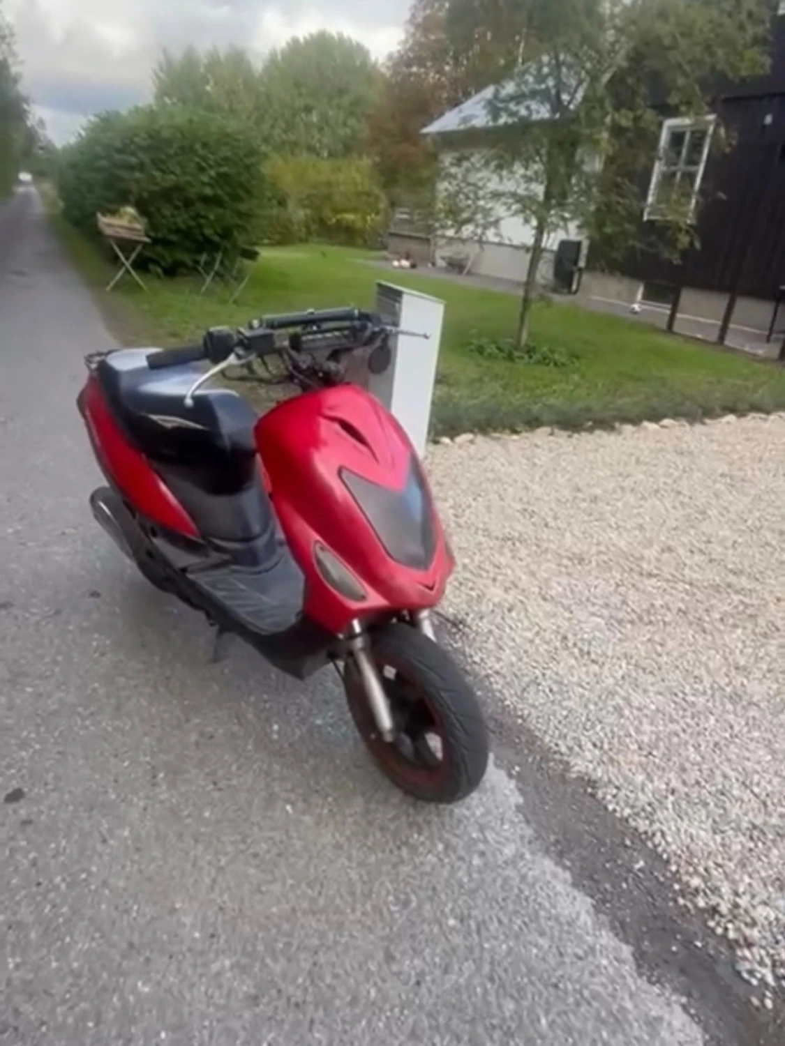 Röd scooter med svart sits