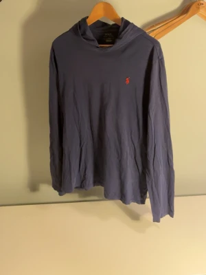 Ralph lauren hoodie  - Snygg hoddie ifrån Ralph lauren i okej skick har ett litet hål men syns knappt.  Storlek M. Hör av dig vid funderingar