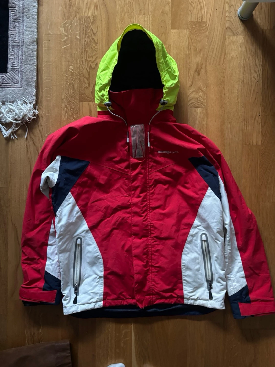 Röd vindjacka seglarjacka från Henri Lloyd