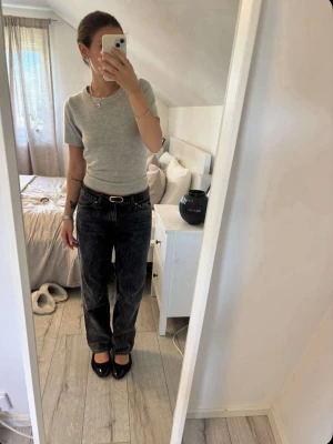 Svarta raka jeans  - Säljer ett par svarta jeans med rak passform och klassisk femficksdesign. Jeansen har en mörk tvätt.  Perfekta för en avslappnad och stilren look.