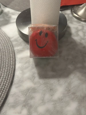 Anti stress boll som motverkar stress i röd förg - Bilden visar en Anti-stress boll som gör en mindre stressad😣!Den har alltid en glad min på sig!😄 i röd färg 