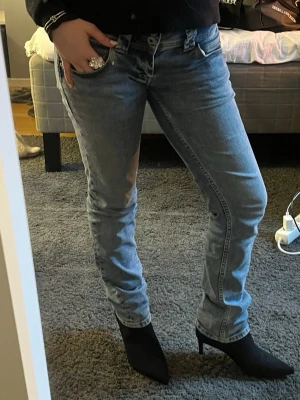 Pepe Jeans - Jag säljer nu mina favvo jeans från pepe jeans. De är köpa på zalando för ca ett halvår sedan. Tyvärr använder jag inte de längre därför är de till försäljning. nypris är ca 1399kr