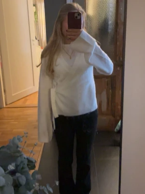 Vit omlottstickad tröja - En jätte fin vit stickad omlått tröja, den är använd max 2 gånger och har inga fläckar. Den är inprinsip typ helt ny. Skriv vid frågor🫰🥰