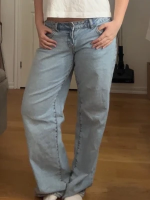 ultra low loose jeans - Intressekoll, då de är för stora och långa på mig. Endast använda 2 gånger max. De är en aning slitna längst ner där bak då de som sagt är för långa. Kontakta mig för bild på denna defekt.