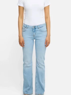 Ljusblå bootcut jeans  - ljusblå bootcut jeans i storlek 28x32. jeansen är lite slitna nertill, därav priset, men annars är de som nya❣️ bild finns på sista sidan! 