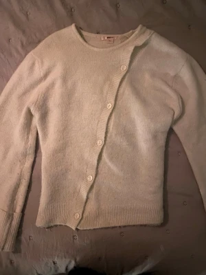 Krämvit kofta med sned knäppning💞💞 - Säljer en krämvit kofta med sned knäppning, den e från ginatricot och e i bra stick💞💞