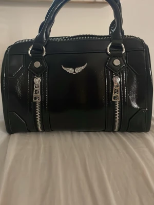 Zadig & Voltaire väska  - Säljer nu min Zadig väska. Köpte den för några månader sen på Plick för 1500. Pris kan diskuteras. Skriv gärna om du är intresserad. Den har inga defekter och är använd fåtal ggr.