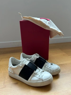 Valentino Garavani open rockstud sneakers - Säljer ett par Valentino Garavani sneakers. Väl använda med också väl omhändertagna. Finns några skavanker som syns på bilderna, men utöver de är de fullt användbara i bra skick. Nytvättade och bytte snörena som kom med när jag köpte de på Mytheresa. Skorna kommer med tillhörande original dustbag och kartong. Även äkthetsintyg ligger med i lådan. 