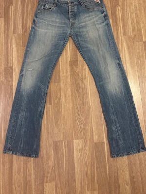 Replay Jimi jeans - Replay JIMI jeans. strl 34x34.  Mörkblå denim med ljus wash.  Rak passform med lite mer volym och en lätt flare nertill, så benen faller över skorna.  OBS: mycket litet hål vid skrevet (se bild).