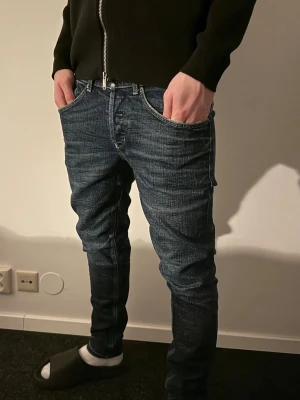 Dondup George jeans - Ett par Riktigt snygga Dondup jeans i mörkblå färg. Modell: George!  Size: W32             Modell runt 179cm, 70kg. 🔹 Hör av dig vid frågor eller funderingar🙌🙏