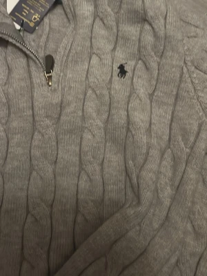 Grå stickad tröja (dm för bilder) - Obs! 1:1Dm för bilder. Storlek S-M