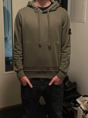 Stone Island hoodie - Stilren Stone Island hoodie som nästan är oanvänd