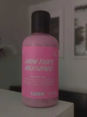 Lush Snow Fairy Milkshake Shower gel duschtvål body care winter sverige Sälj - Selling a 110g Snow Fairy Milkshake Shower Gel from Lush Expiration date is November 2026 🧚‍♀️💕🩷