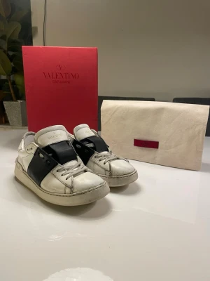 Valentino Garavani oppens - Valentino oppens | storlek 38 | skick 6/10 lagad i hälen | Bara skor ingår | nypris 6000kr mitt pris 700kr såklart äkta ! Pris kan diskuteras vid snabba affär 