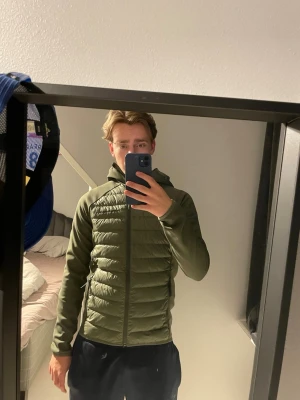 Peak Performance jacka - En så gott som ny jacka/väst från peak performance. Modellen säljs inte längre så passa på. Mörkgrön/oliv färg och passar liten S samt XS då man brukar ha tröja under. Inge slitage och använd ca 1 månad. Ny pris 2400 mitt pris 1400, går att diskutera pris. Skickas i Kartong.