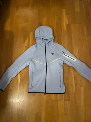 Nike tech blå reflex helt ny - Köpte helt ny Nike tech som har reflex äkta från på ett bra pris storlek XS 
