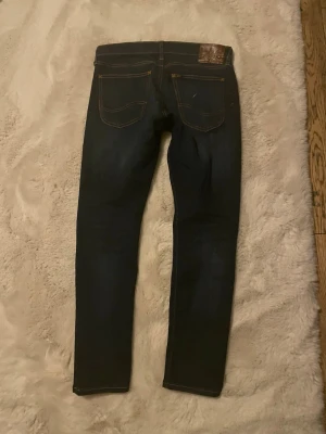 Tre par jeans från Lee - Säljer två par klassiska slim fit jeans. Alla har femficksmodell, slim fit passform och är tillverkade i slitstarkt bomullsjeans. Perfekta för dig som gillar tidlös denimstil.