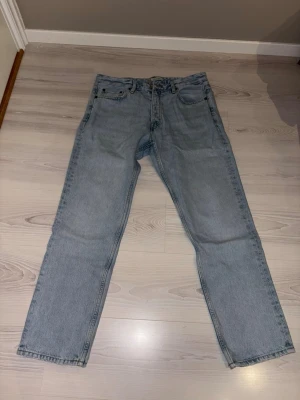 Ljusblåa raka jeans från Zara - Ljusblåa raka jeans från Zara. Har använts en del men är fortfarande i gott skick. Bara att fråga om du undrar något😄