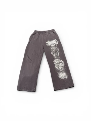 YoungLA Dynasty Sweats Loose fit Gym byxor - YoungLAs populära dynasty sweats i storlek L. Denna färg och storlek är slutsåld och går i nuläget inte att köpa på hemsidan. Byxorna är väldigt bekväma och är loose i passformen. Fint skick! Funderar du över något är det bara att skriva. 