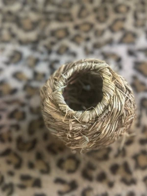 Hamster hus i hö - Hamster hus gjort av hö, nytt skick