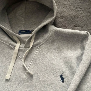 Grå hoodie från Polo Ralph Lauren - Snygg ljusgrå hoodie från Polo Ralph Lauren | Storlek M | Inga defekter | Använd fåtal gånger | Mycket bra skick 😁