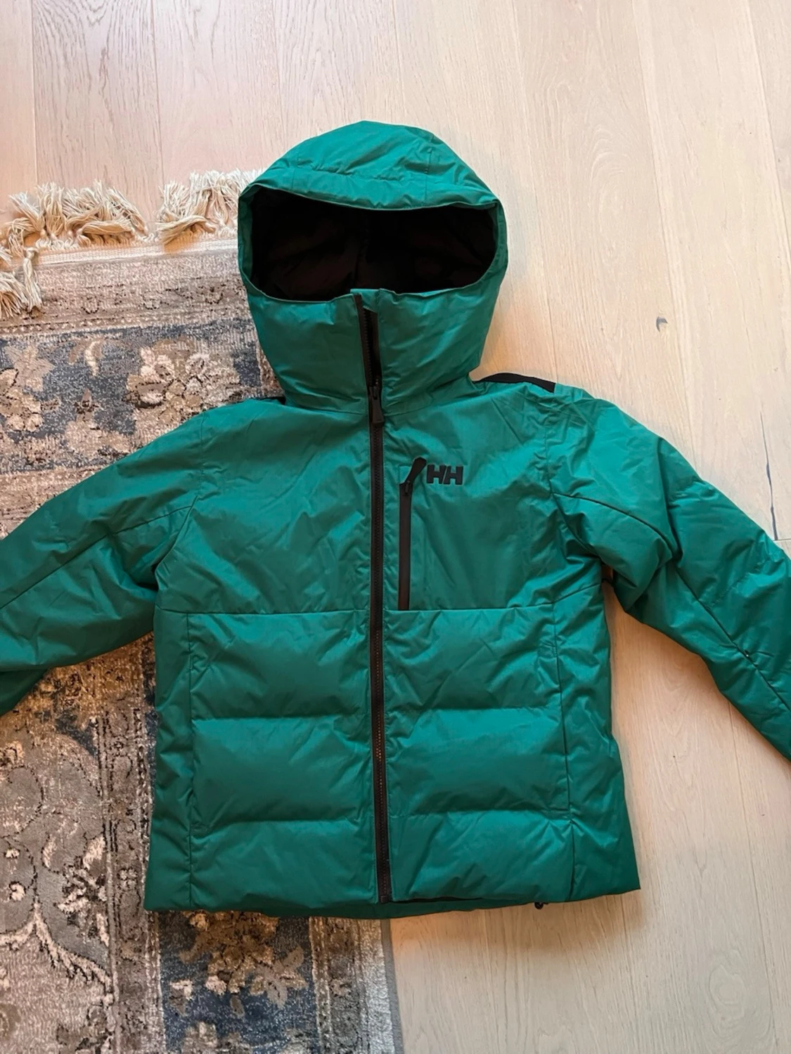 Grön skidjacka och byxor från Helly Hansen - 1