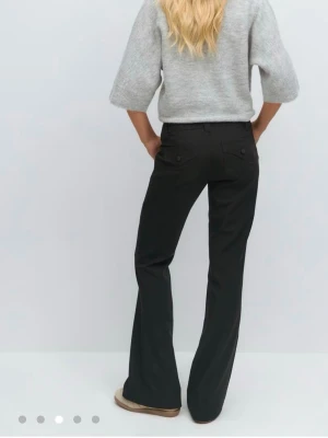 Low waist kostymbyxor  - Low waist kostymbyxor, de har jätte snygg passform och är så sköna! De ar bootcut och inte andvända mycket🤍säljer då jag har liknande.