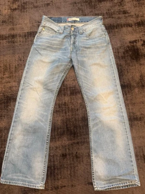 Levi's 512 bootcut - Säljer ett par vintage Levi's 512 bootcut jeans. Modellen tillverkas ej längre. Storlek 30x30. Är i väldigt bra skick 