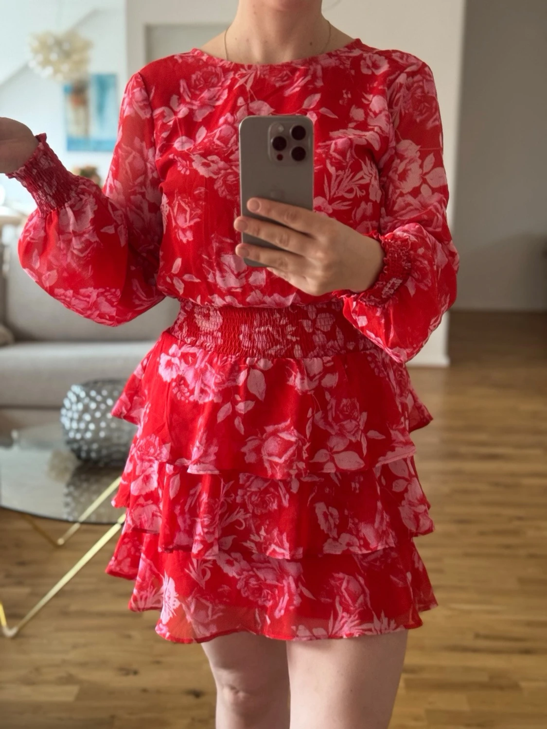 Röd blommig volangklänning - 1