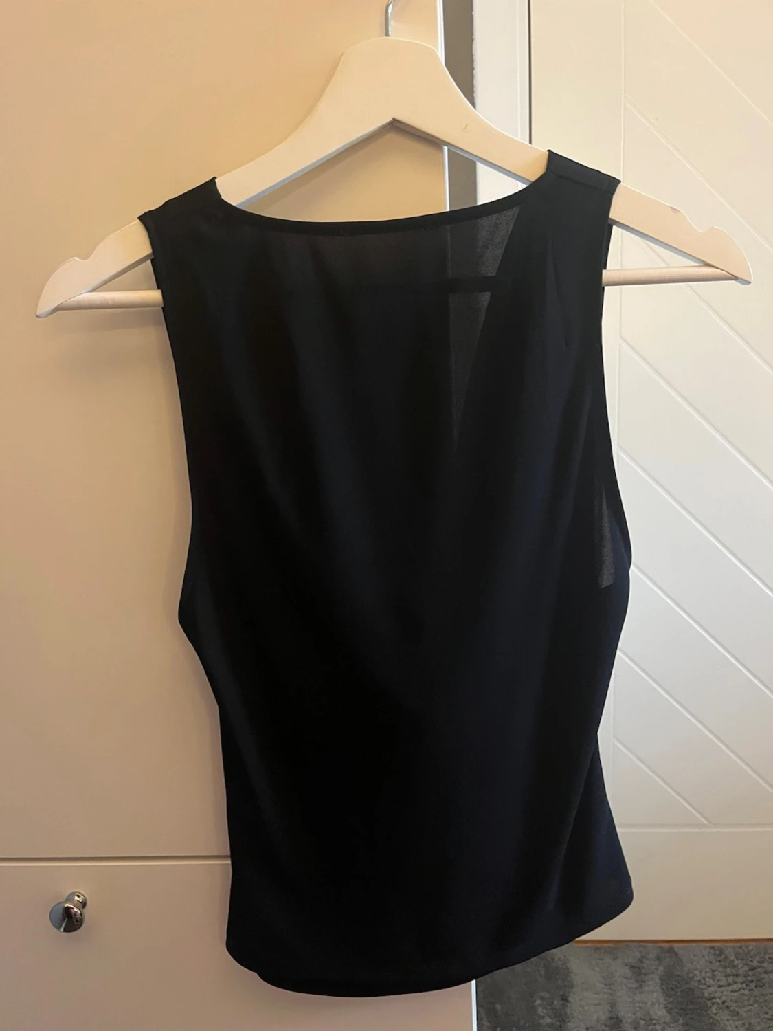 Svart ärmlös draperad topp - 1