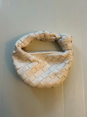 Bottega väska  - Sååå fin bottega inspirerad handväska i superbra skick! Köpt på arkivet 