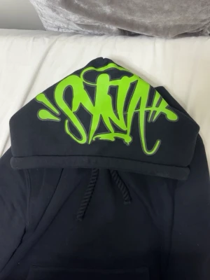 Svart syna world tracksuite  - Svart syna world tracksuite står att de är storlek xs men passar också Storlek S