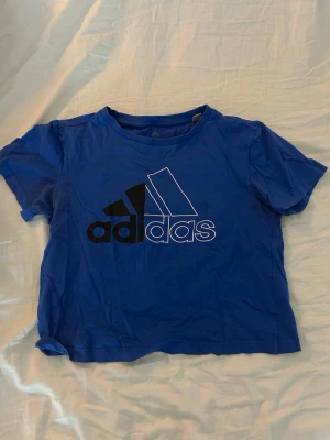 Blå Adidas t-shirt - Blå t-shirt från Adidas i storlek XS, ganska kroppad!💗