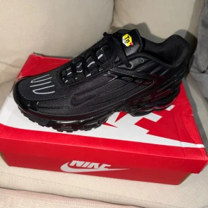 Nike air Max plus 3 strl 41 - Air Max Plus 3 i nyskick Helt nya, strl 41 Mitt pris 1400kr Nytt pris 2199kr                                   Bara att höra av sig