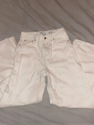 Vita wide jeans från Bershka - Säljer ett par vita jeans från Bershka med super wide fit. Klassisk femficksmodell och hög midja. Jeansen är tillverkade i bomull och har en riktigt avslappnad och trendig look. Perfekta för dig som gillar oversized och streetstyle.