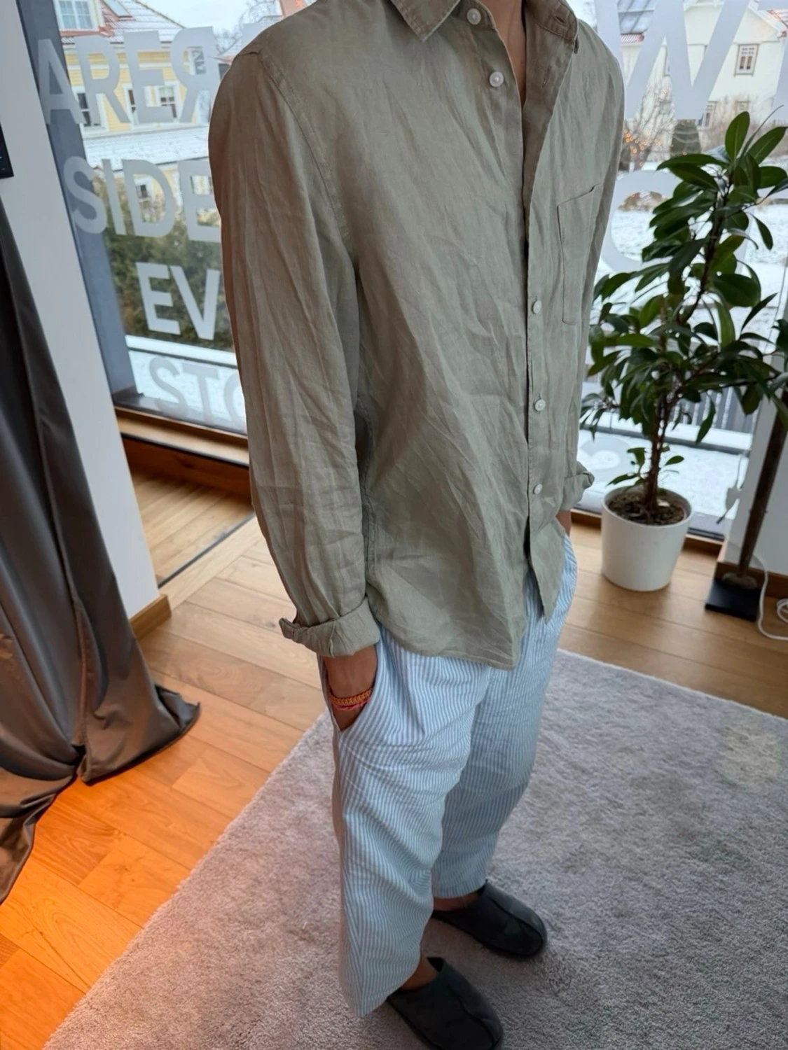 Beige linneskjorta med knappar