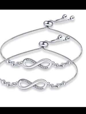 Silverfärgat armband med ♾️ symbol - Det här armbandet ger en sån där clean girl-känsla ✨ Infinity-symbolen känns både betydelsefull och elegant, som något du bär varje dag för good vibes 💫 Glittrar lagom mycket och passar till allt – mysiga tröjor, klänningar eller bara för att känna dig chic utan att anstränga dig 💎🫶