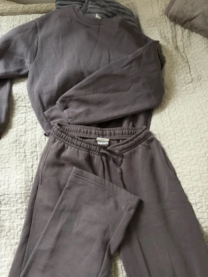 Mjukis set från Gina Tircot  - Säljer mitt mjukis set från Gina Tircot i storlek S på byxan och tröjan. Hela setet för 350kr!