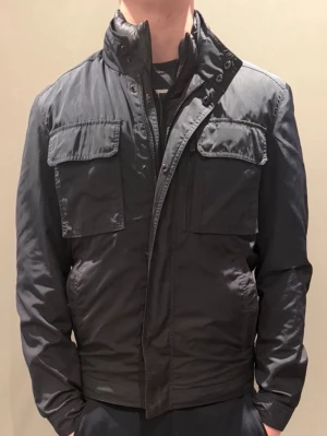 Field jacka Massimo Dutti - Säljer nu en riktigt snygg field jacket från massimo dutti. Storleken är S och den är i väldigt bra skick! Mitt pris är 670. Hör av dig vid frågor!