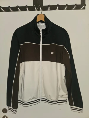 Celine Jacka  - Celine tracksuit jacka i helt nyskick, använt kanske 3 gånger annars har den bara legat i garderoben då jag inte haft tillfälle att använda den.. Nypris i affär ca 15000 kronor. Den är i storlek XL, men jag använder Medium på mina kläder/jackor och den här passar perfekt. 