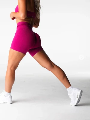 Rosa seamless träningsshorts NVGTN - Säljer ett par snygga rosa seamless träningsshorts från NVGTN. De har hög midja, tight passform och är tillverkade i ett stretchigt material som passar perfekt för gym och träning. Diskret logga i midjan och korta ben för maximal rörelsefrihet.
