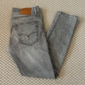 Levis 502 jeans - Säljer dessa Levis 502 jeans i en snygg grå tvätt och slim passform | Fint skick, endast små tecken på användning | Kontakta mig vid eventuella frågor 🙌