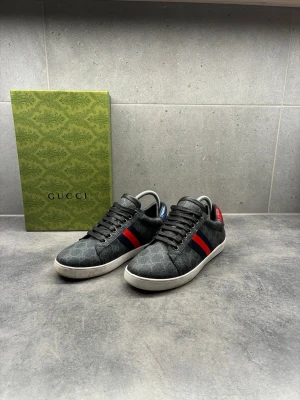 Gucci ace skor -  Säljer nu dessa schyssta feta Gucci skorna i riktigt bra skick knappt använda bara lite smutsiga på under sulan . Storlek 39 passar även 40,                                                        Kom gärna med prisförslag och kom vid fundering. MVH