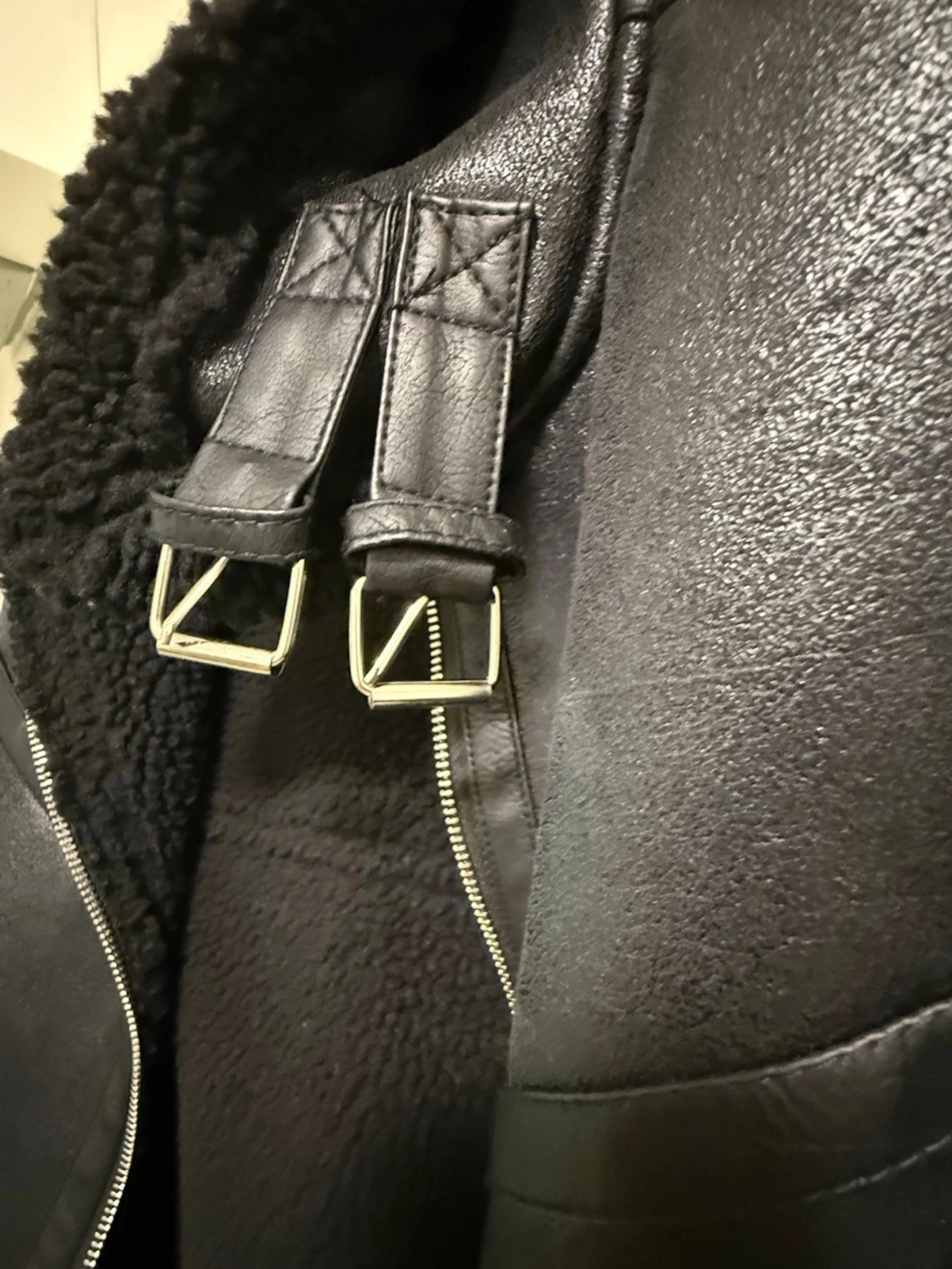 Svart skinnjacka med bälte och foder - 2