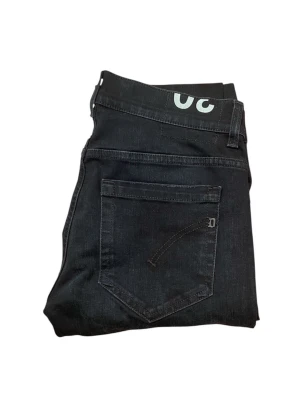 Dondup Jeans - Svarta jeans från Diesel med klassisk femficksdesign och smal passform. Jeansen har en stilren look med diskreta sömmar och är tillverkade i stretchigt denim för extra komfort. Perfekta för dig som gillar en modern och enkel stil.