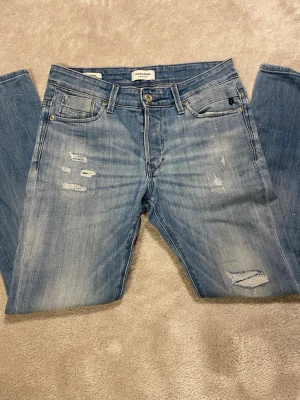 Jack n Jones Slim/Glenn jeans  - Feta Jack n Jones jeans med slitningar och skön tvätt. Storleken är W29 L30 och modellen är Slim/Glenn. Priset är ej hugget i sten. Skriv för frågor! 